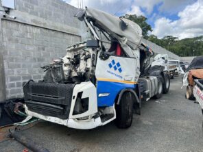 VOLVO FM440 2023 #ETA.8-6239 SIN PAPELES, SE VENDE COMPLETO.